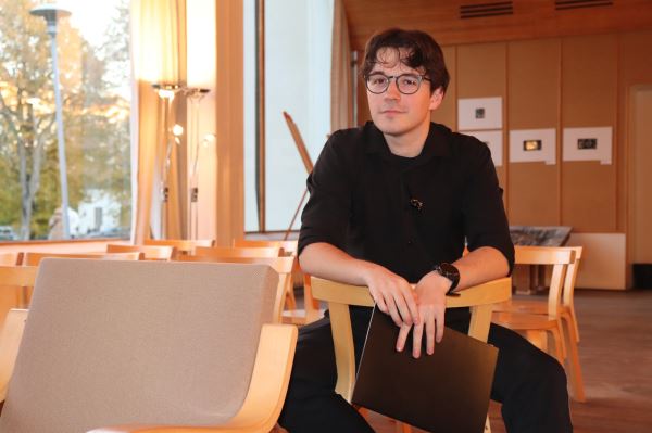 &laquo;Я &mdash; мечтатель, и это и отразилось в творчестве&raquo;. Егор Ставер выпустил новый трек в рамках проекта &laquo;смог.&raquo;