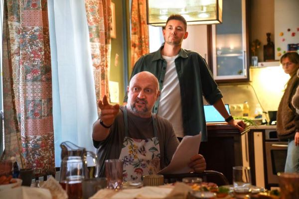 Один из дома: как герой Гоши Куценко готовится к 8 Марта