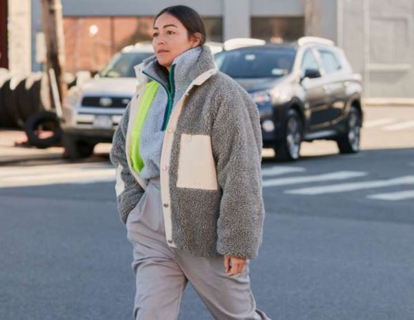 Под лаской плюшевого пледа: как и с чем носить флисовые толстовки