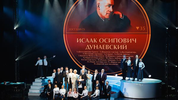 Полны коробочки: SHAMAN в Кремле и «Бриллиантовая бабочка» Никиты Михалкова