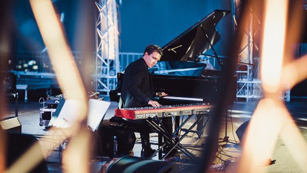 Полны коробочки: SHAMAN в Кремле и «Бриллиантовая бабочка» Никиты Михалкова