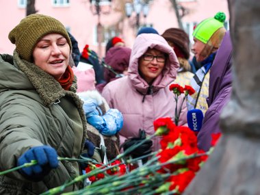 Возле драматического театра открыли памятник замечательным актерам
