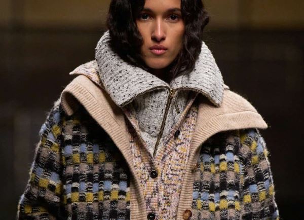 Утепляемся стильно: какие свитеры в моде осенью 2025