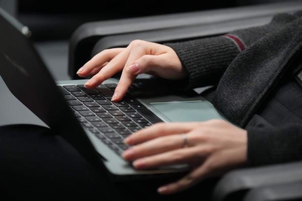 Привлекать за внешность: сможет ли Безруков запретить торговать масками с его лицом