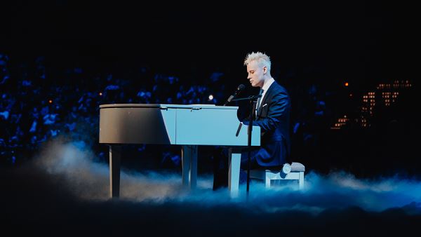 Полны коробочки: SHAMAN в Кремле и «Бриллиантовая бабочка» Никиты Михалкова