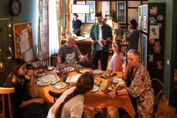 Один из дома: как герой Гоши Куценко готовится к 8 Марта