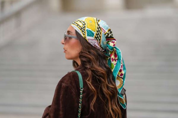 Подари мне платок: как стильно носить его осенью 2025