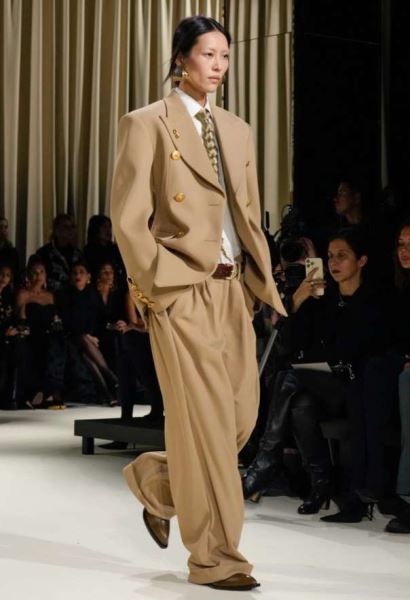 Как носить мужской галстук модной девушке этой зимой: 5 стильных решений