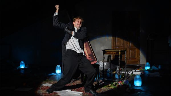 Психический театр: в МХТ зазвучал голос Юрия Бутусова