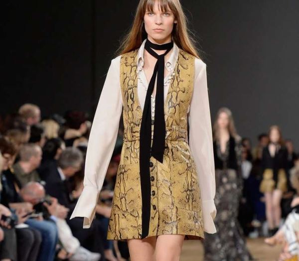 Стильная альтернатива леопарду: как носить змеиный принт осенью