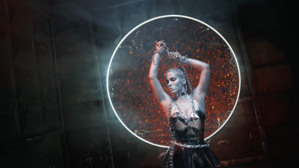 Anne Clainoire рвёт оковы в новом клипе &laquo;I Can&rsquo;t Breathe&raquo;