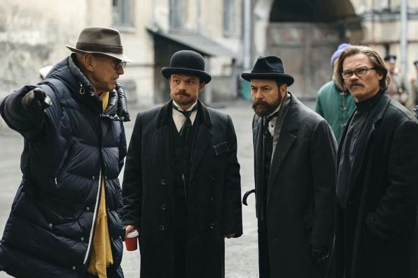 Андрей Кончаловский отвечает на&nbsp;вопросы сердитых зрителей: "Я&nbsp;писал не&nbsp;историю ВКП(б), а&nbsp;кинороман"