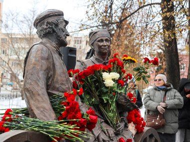 Возле драматического театра открыли памятник замечательным актерам
