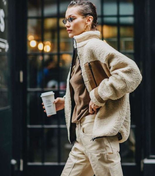 Под лаской плюшевого пледа: как и с чем носить флисовые толстовки