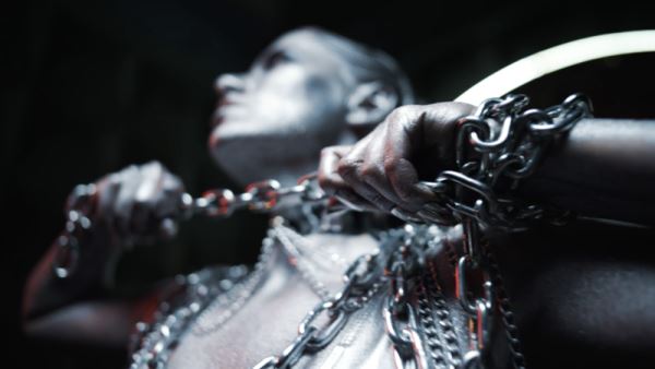 Anne Clainoire рвёт оковы в новом клипе &laquo;I Can&rsquo;t Breathe&raquo;