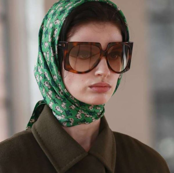 Подари мне платок: как стильно носить его осенью 2025