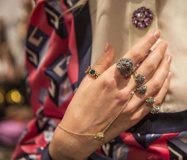 Как сочетать украшения между собой: правила хорошего тона