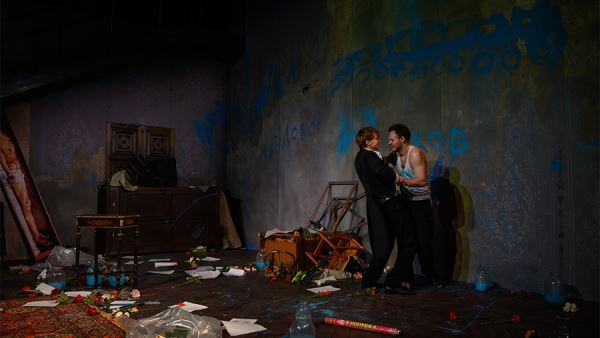 Психический театр: в МХТ зазвучал голос Юрия Бутусова