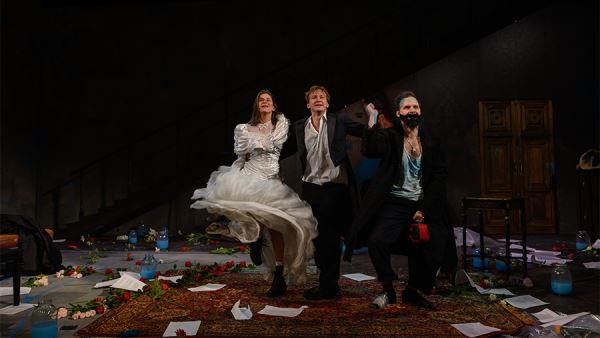 Психический театр: в МХТ зазвучал голос Юрия Бутусова