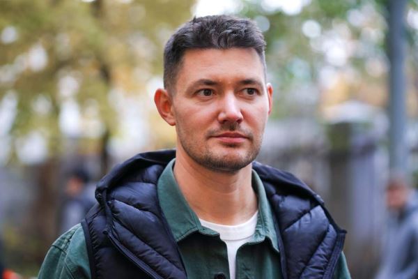 Один из дома: как герой Гоши Куценко готовится к 8 Марта