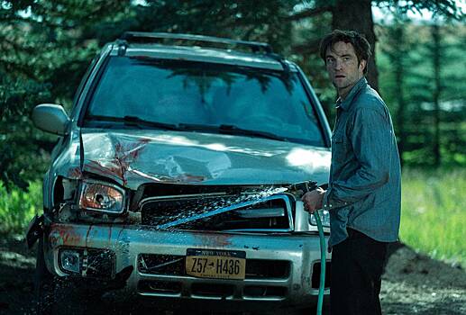 В кино — «Умри, моя любовь» с Робертом Паттинсоном. Почему это «Сумерки» без вампиров?